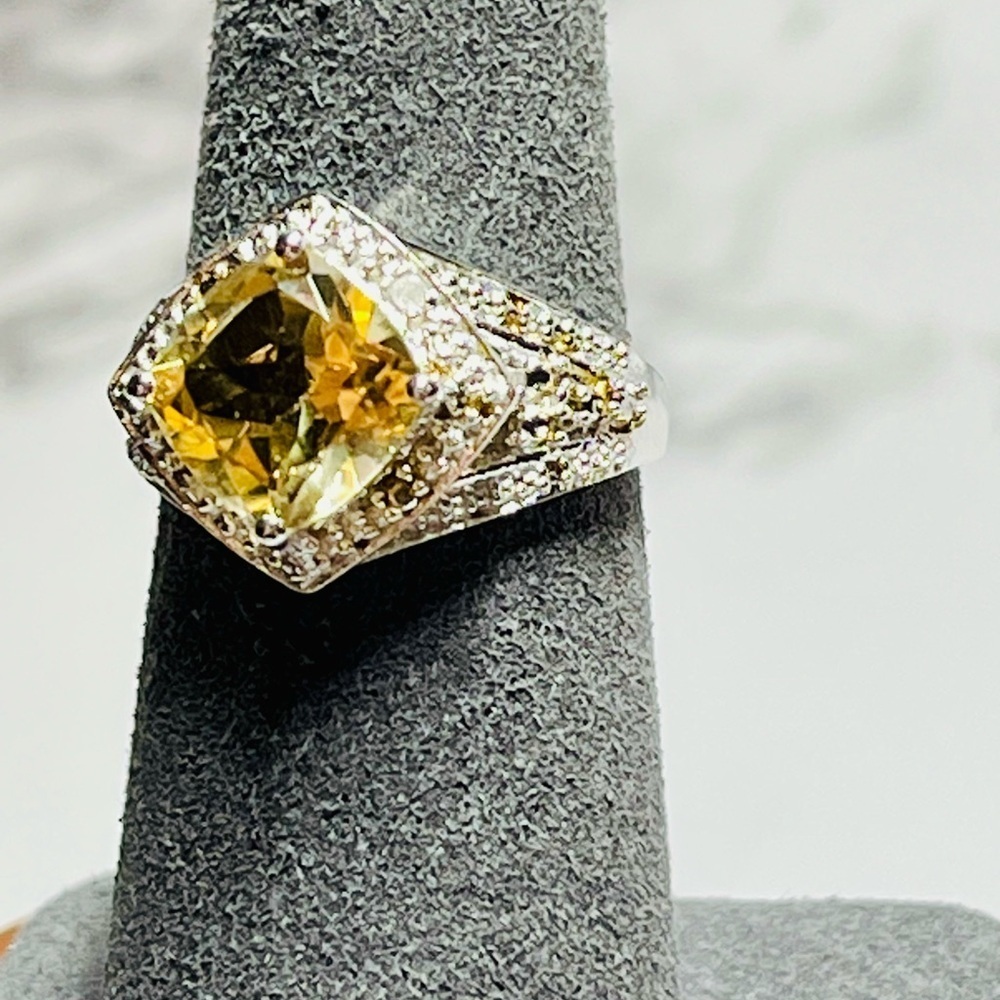Radiant Elegance: 2.59 Carat Citrine and Diamond White Gold Ring - Picture 2 of 14